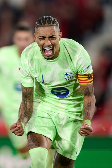 Raphinha, del FC Barcelona, ​​celebra tras marcar el segundo gol de su equipo durante el partido de la jornada 19 entre el RCD Mallorca y el FC Barcelona en el Estadio de Son Moix, el 3 de diciembre de 2024 en Mallorca. El Barça ganó 1-5 y el brasileño hizo doblete. 
