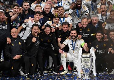 El capitán Nacho al frente de la celebración.