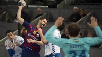 Raúl Entrerríos intenta lanzar durante el partido de la Copa del Rey de Balonmano 2020 entre el Barcelona y el Fraikin BM Granollers.