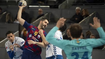 Ra&uacute;l Entrerr&iacute;os intenta lanzar durante el partido de la Copa del Rey de Balonmano 2020 entre el Barcelona y el Fraikin BM Granollers.