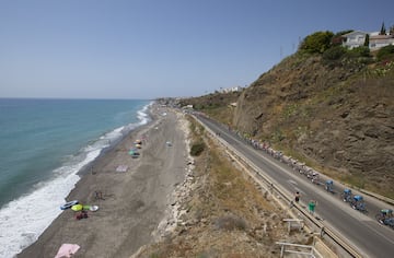 El pelotón pasa por una carretera frente al mediterráneo.