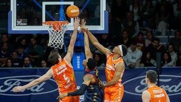 Sergio De Larrea y Kameron Taylor tapan a Shannon Evans II durante el partido.