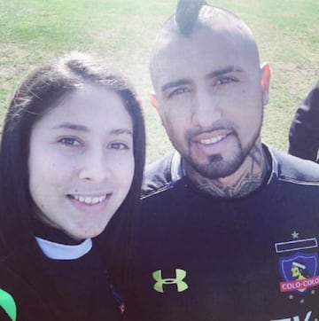 Villamayor junto a Arturo Vidal un día que el volante del Bayern Munich entrenó en el estadio Monumental. Es otro de sus ídolos en el fútbol.