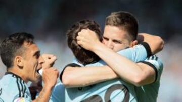 Santi Mina (de espaldas) se abraza a Fontás.