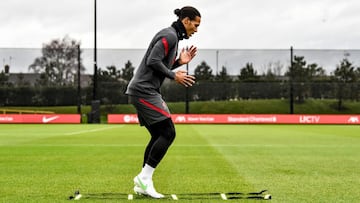 Netherlands boss De Boer will not put pressure on Van Dijk to return for Euro 2020