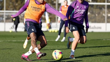 Militao pugna por el control del balón con Dani Ceballos en un momento del entrenamiento del Real Madrid.