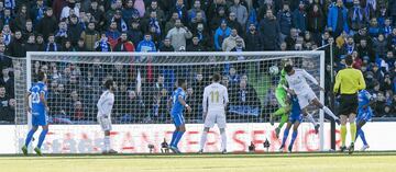 El jugador del Real Madrid, Varane, y el portero del Getafe, Soria, saltan hacia el balón en la jugada del 0-1.