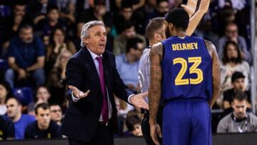 Svetislav Pesic y Malcolm Delaney, durante un partido del Barcelona