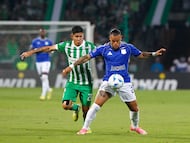 AME621. MEDELLÍN (COLOMBIA), 04/03/2026.- Jorman Campuzano (i) de Nacional disputa el balón con Leonardo Castro de Millonarios este miércoles, durante un partido de la primera fase de la Copa Sudamericana entre Atlético Nacional y Millonarios en el estadio Atanasio Girardot en Medellín (Colombia). EFE/ STR