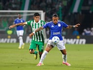 AME621. MEDELLÍN (COLOMBIA), 04/03/2026.- Jorman Campuzano (i) de Nacional disputa el balón con Leonardo Castro de Millonarios este miércoles, durante un partido de la primera fase de la Copa Sudamericana entre Atlético Nacional y Millonarios en el estadio Atanasio Girardot en Medellín (Colombia). EFE/ STR