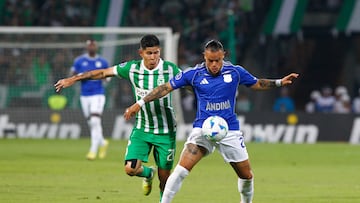 AME621. MEDELLÍN (COLOMBIA), 04/03/2026.- Jorman Campuzano (i) de Nacional disputa el balón con Leonardo Castro de Millonarios este miércoles, durante un partido de la primera fase de la Copa Sudamericana entre Atlético Nacional y Millonarios en el estadio Atanasio Girardot en Medellín (Colombia). EFE/ STR