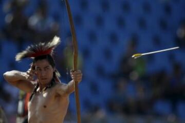 An indigenous man from the U.S. fires an arrow during the bow-and-arrow competition at the first World Games for Indigenous Peoples in Palmas, Brazil, October 26, 2015. REUTERS/Ueslei Marcelino