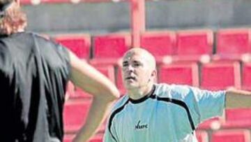 <b>ALTO Y CLARO. </b>Luis César dialoga con su defensa Miguel Ángel Llera durante el entrenamiento de ayer por la mañana.