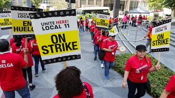 People protest in front of InterContinental Hotel as unionized hotel workers in Los Angeles and Orange County go on strike, in Los Angeles, California, U.S. July 2, 2023.  REUTERS/David Swanson
