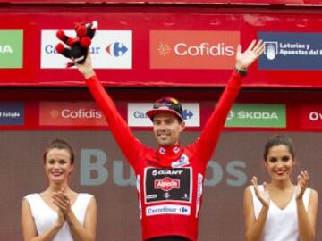 Tom Dumoulin viste el maillot rojo tras ganar la 17ª etapa de la Vuelta a España. 