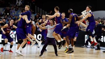 GRAF9253. MADRID, 17/02/2019.- Los jugadores del Barcelona Lassa celebran la victoria ante el Real Madrid, al término de la final de la Copa del Rey de baloncesto disputada este domingo en el WiZink Center. EFE/Javier López