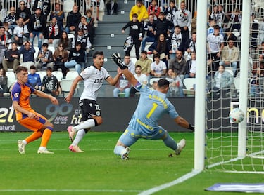 El Málaga defiende la plaza de playoff ante su bestia negra contemporánea