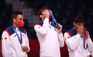 El equipo español celebra en el podio la medalla de bronce. 