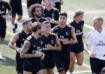 Lucas Vázquez y Asensio con el grupo.