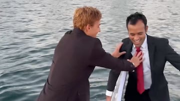 Kaz Sawyer y Vivek Ramaswamy aprendiendo wakesurf en Miami, vestidos de traje, en noviembre del 2023.