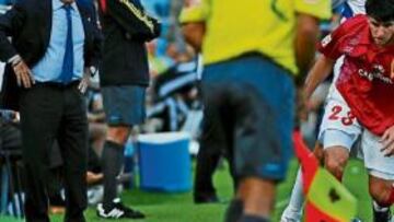 <b>ATENTO. </b>Clemente observa una jugada de Guerreiro durante el partido contra el Zaragoza.