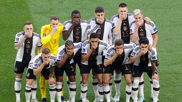 Doha (Qatar), 23/11/2022.- The starting eleven of Germany cover their mouths as they pose for a photo before the FIFA World Cup 2022 group E soccer match between Germany and Japan at Khalifa International Stadium in Doha, Qatar, 23 November 2022. (Mundial de Fútbol, Alemania, Japón, Catar) EFE/EPA/Rungroj Yongrit