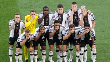 Doha (Qatar), 23/11/2022.- The starting eleven of Germany cover their mouths as they pose for a photo before the FIFA World Cup 2022 group E soccer match between Germany and Japan at Khalifa International Stadium in Doha, Qatar, 23 November 2022. (Mundial de Fútbol, Alemania, Japón, Catar) EFE/EPA/Rungroj Yongrit
