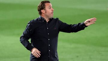 GRAF3297. MADRID, 30/09/2020.- El entrenador del Valladolid, Sergio González, durante el partido de la cuarta jornada de Liga en Primera División ante el Real Madrid que disputan esta noche en el estadio Alfredo Di Stéfano. EFE/JuanJo