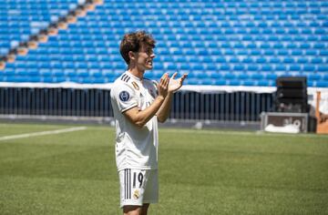 El jugador donostiarra ha sido presentado en el estadio Santiago Bernabéu de la mano de Florentino Pérez y acompañado de su familia.