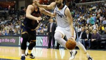 Marc Gasol trata de superar a Kevin Love durante lan derrota de los Grizzlies a manos de los Cavaliers.