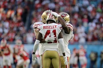 CJ Moseley y la defensiva de 49ers se encuentra reunida antes de que comience el partido del Super Bowl.