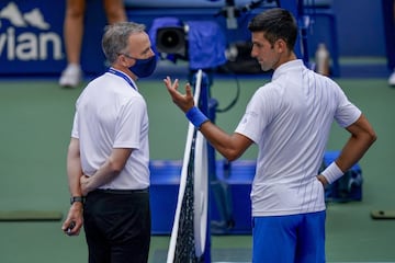 Basado estrictamente en el reglamento, el jefe de jueces, Jake Garner decidió expulsar a Djokovic del torneo.