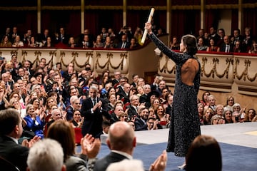 El jurado decidi¨® conceder el Premio Princesa de Asturias de los Deportes 2024 a Carolina Mar¨ªn por su extraordinario palmar¨¦s en b¨¢dminton, un deporte en el que ha llegado a ser una referente internacional.
Carolina Mar¨ªn, primera y ¨²nica deportista no asi¨¢tica campeona ol¨ªmpica en esta disciplina, adem¨¢s de la mejor jugadora de la historia del b¨¢dminton en Espa?a y una de las mejores del mundo, es un ejemplo de superaci¨®n, fuente de inspiraci¨®n y transmisora de valores, dentro y fuera de la pista.