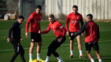 GRAFCAT9552. VILOBÍ D'ONYAR (GIRONA) (ESPAÑA), 08/02/2024.- El técnico del Girona FC, Michel (i), durante el entrenamiento que realiza el conjunto gerundense para preparar sul próximo partido de liga que disputarán el próximo sábado ante el Real Madrid en el estadio Santiago Bernabéu.EFE/ David Borrat
