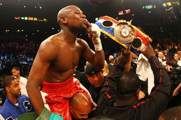 Mayweather se convirtió por octava vez en campeón mundial el 5 de mayo de 2012 en el MGM Grand Arena de Las Vegas al derrotar a Miguel Cotto por decisión unánime. El puertorriqueño fue campeón mundial en cuatro divisiones de peso y es una de las mayores leyendas del boxeo de su país. 
El combate fue una auténtica guerra. Cotto llevaba el combate contra las cuerdas en todo momento, pero Mayweather salía sin problemas del apuro con su velocidad y sus habilidades de defensa. A pesar de la gran actuación del estadounidense, no puso imponer su boxeo ante un Cotto que apretaba sin rendirse. 
