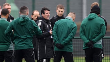 Emery dirige un entrenamiento del Aston Villa.