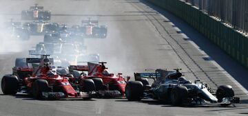 Valtteri Bottas, Sebastian Vettel y Kimi Raikkonen en la salida. 