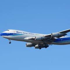 Un Boeing 737 vuelve a aterrizar tras detectar una grieta en una ventana de cabina