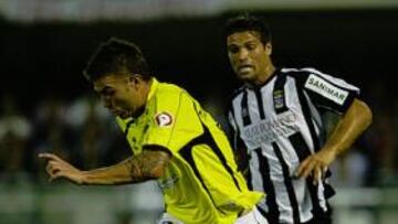 <b>PULMÓN. </b>Tiago Gomes conduce un balón mientras es perseguido por De Lucas.