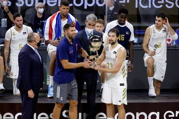 Felipe Reyes y Sergio Llull levantan el trofeo de la Supercopa.