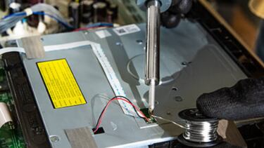 Este soldador de estaño repara cualquier pieza o componente electrónico fácil y rápidamente