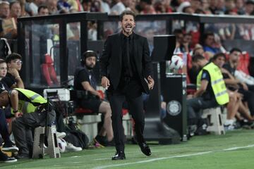 Simeone da instrucciones dentro de su área técnica.