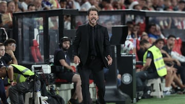 Simeone da instrucciones dentro de su área técnica.