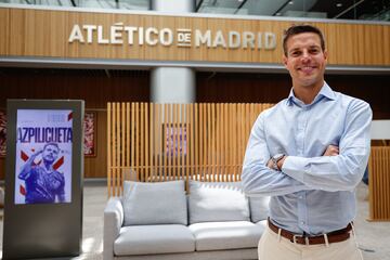 El lateral derecho español en las oficinas del Cívitas Metropolitano para su presentación como nuevo jugador del Atlético de Madrid.