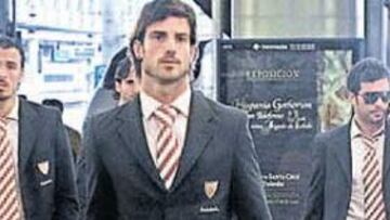 <b>OCIO SERÁ TITULAR. </b>El central vasco saldrá de inicio por la baja de Javi Navarro. En la imagen, ayer al llegar a la estación del AVE.