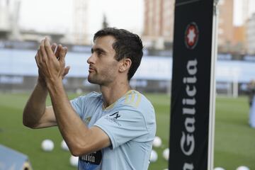 De la Torre during his unveiling by Celta Vigo.
