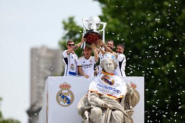 El capitán del Real Madrid, Nacho Fernández, junto a los jugadores, Toni Kroos, Luka Modric y Dani Carvajal levantan la copa junto a la diosa Cibeles durante la celebración.