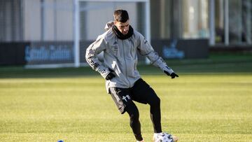 El lateral catal&aacute;n Aar&oacute;n Mart&iacute;n golpea el bal&oacute;n durante un entrenamiento del Celta.