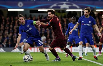 Messi in con Azpilicueta y Cesc Fábregas.