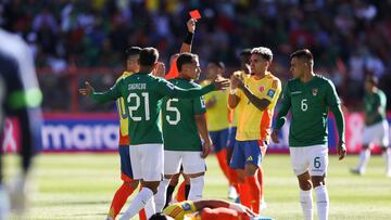 AMDEP8512. EL ALTO (BOLIVIA), 10/10/2024.- Héctor Cuellar (d) de Bolivia recibe tarjeta roja este jueves, en un partido de las eliminatorias sudamericanas para el Mundial de 2026 entre Bolivia y Colombia en el estadio Municipal en El Alto (Bolivia). EFE/ Luis Gandarillas